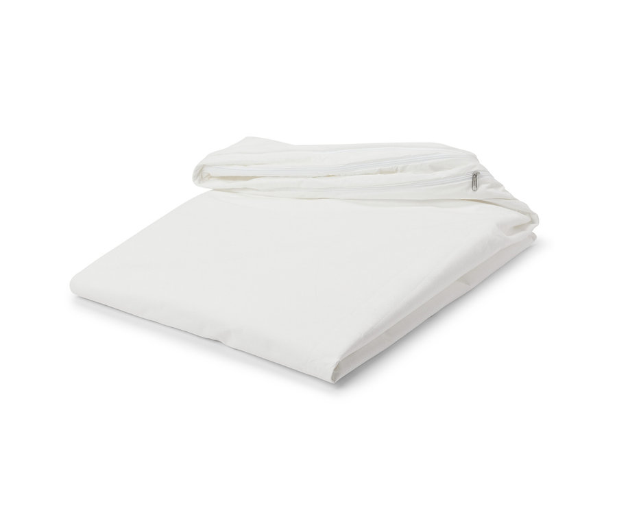 Une housse de matelas anti-acariens blanche pliée.