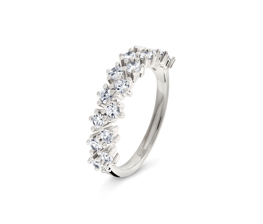 Bague en argent avec pierres transparentes.