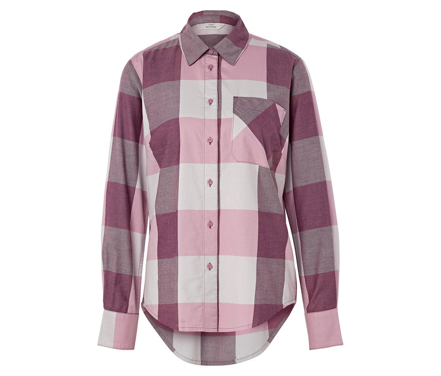 Une chemise à carreaux à manches longues dans les tons rose et gris.