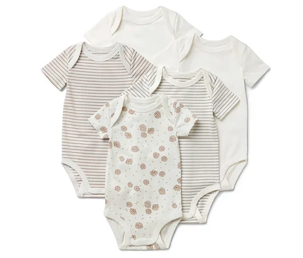 Cinq bodies à manches courtes pour bébé : deux blancs, deux à rayures marron et un à imprimé floral marron.