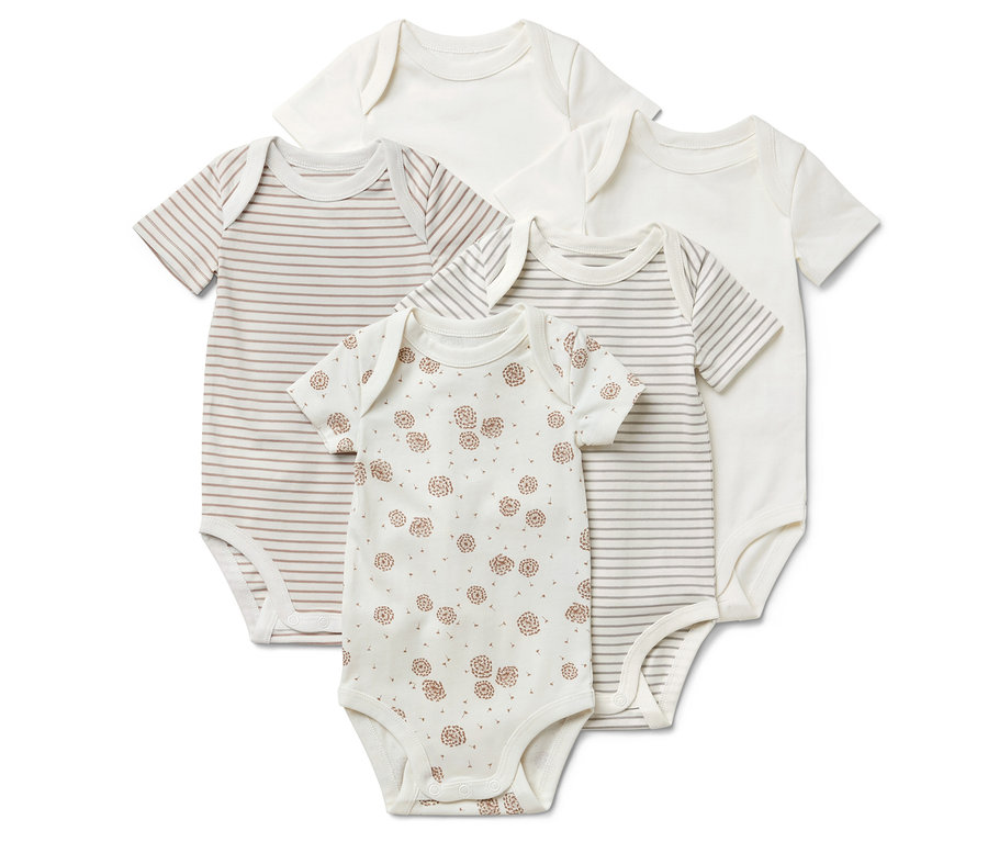 Cinq bodies à manches courtes pour bébé : deux blancs, deux à rayures marron et un à imprimé floral marron.