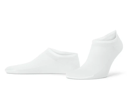 Deux chaussettes blanches sont posées sur un fond blanc.