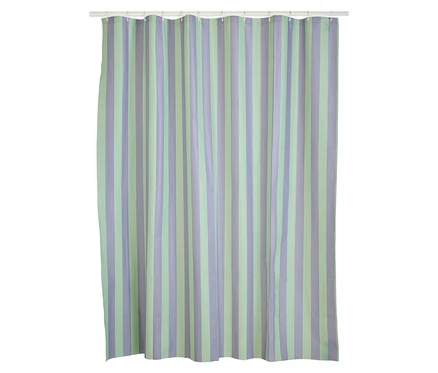 Un rideau de douche à rayures verticales vert clair et violet clair, suspendu à une tringle blanche.