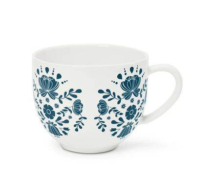 Tasse blanche avec motif floral bleu.