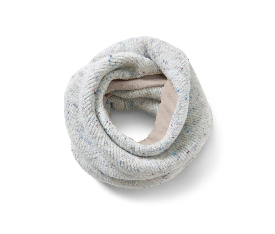Une écharpe tube en maille avec une doublure en polaire.