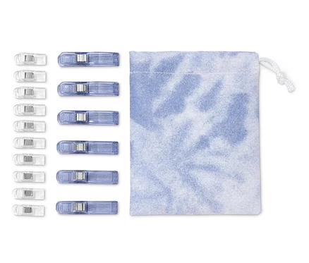 Dix pinces à tissu transparentes et dix bleues, 20 unités, à côté d'un sac bleu.