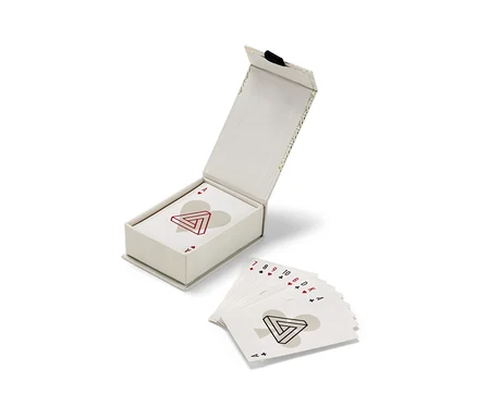 Jeu de cartes « Skat » ouvert dans une boîte et cartes étalées à côté.