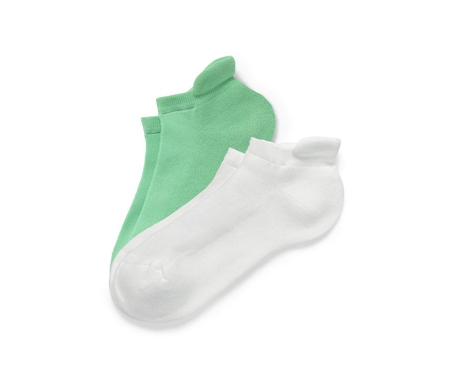 Deux paires de socquettes de sport blanches et vertes.