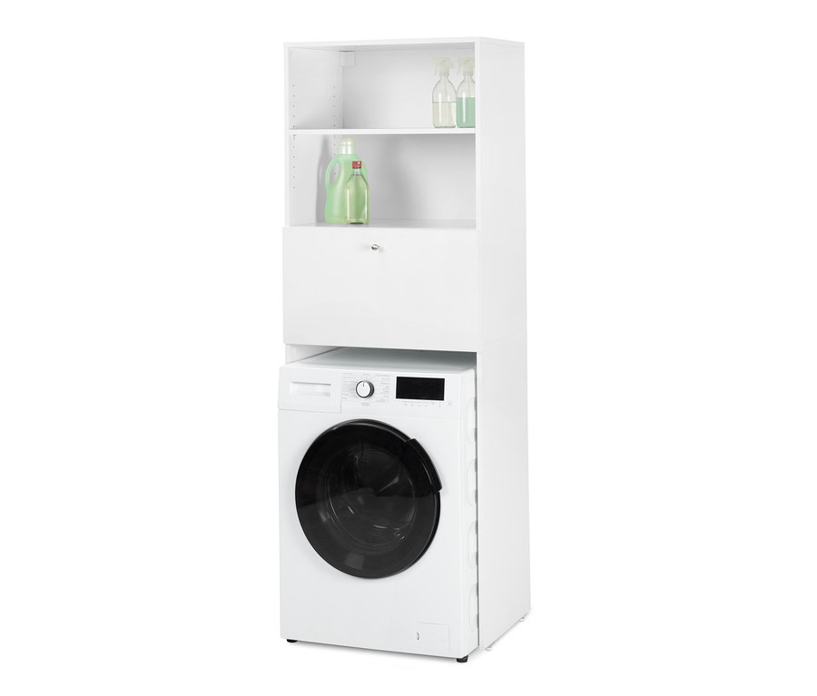 Une armoire blanche pour lave-linge avec une surface de travail rabattable est placée au-dessus d'une machine à laver blanche. Des produits de nettoyage sont visibles sur les étagères supérieures.