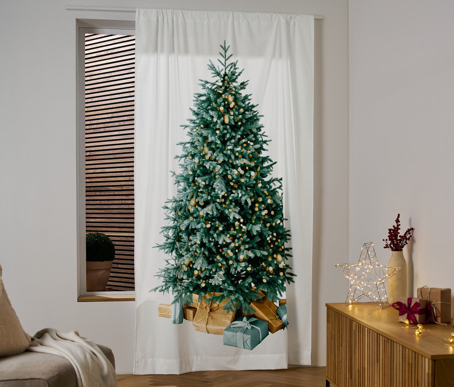 Un rideau blanc avec un motif d'arbre de Noël est suspendu à la fenêtre.