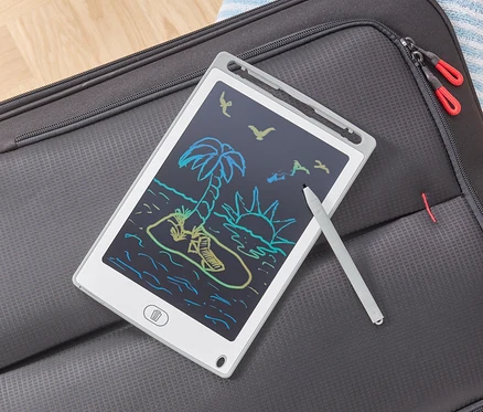 Une ardoise LCD avec un dessin de plage repose sur une valise grise.