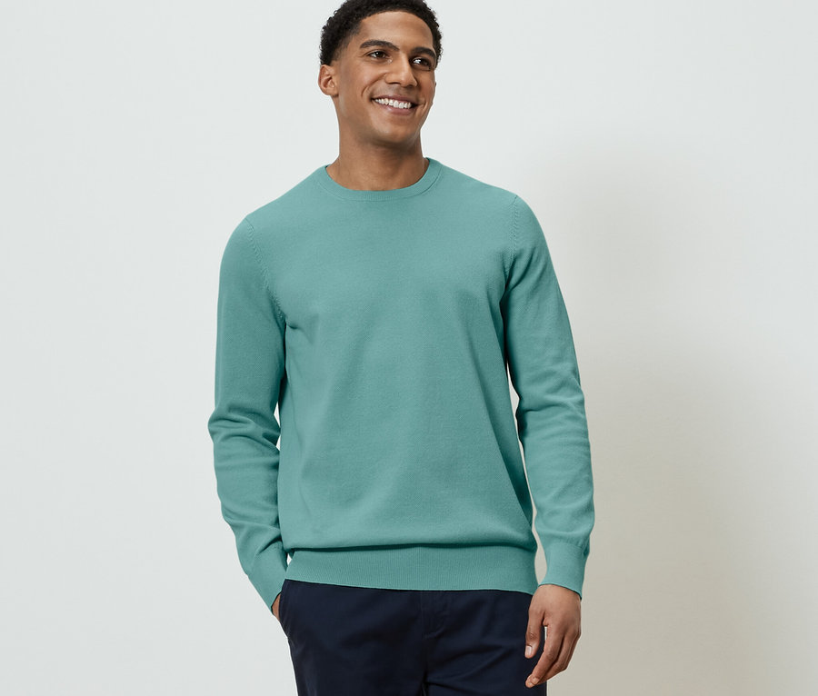 Un homme portant un pull en maille.