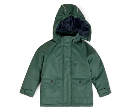 Une veste de pluie verte à capuche sur fond blanc.