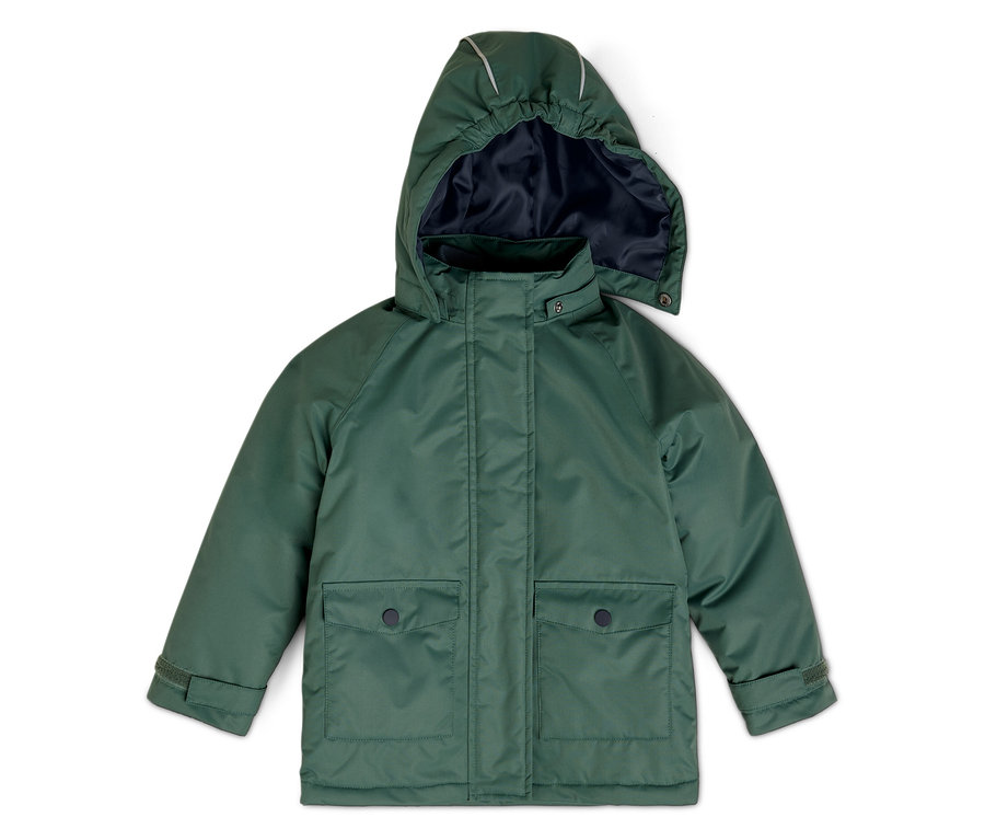 Une veste de pluie verte à capuche sur fond blanc.