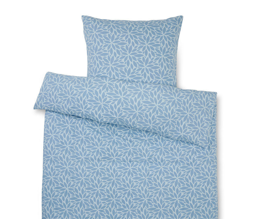 Linge de lit avec motif floral bleu.