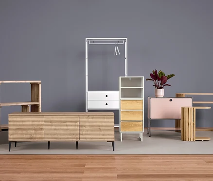 Mobilier de différents styles sur fond gris.