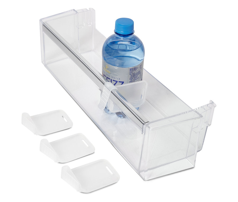 Dans un tiroir transparent se trouvent une bouteille d'eau et trois coupelles de rangement blanches.