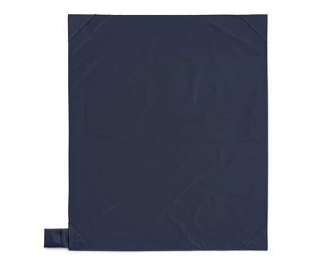 Couverture bleu marine avec un petit sac rectangulaire dans le coin inférieur gauche, isolée sur blanc.