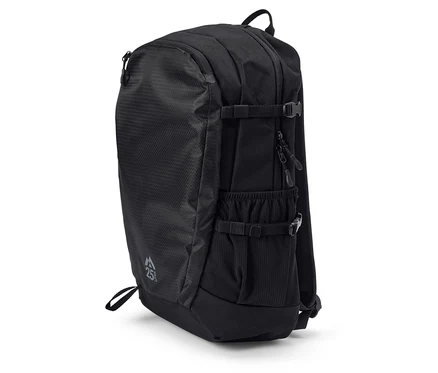 Un sac à dos noir posé sur une surface blanche.