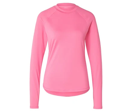 Un haut de sport rose à manches longues est posé sur un fond blanc.