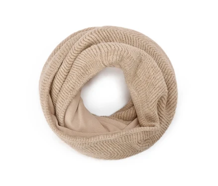 Snood tricoté beige avec motif à chevrons et doublure douce, plié en cercle.