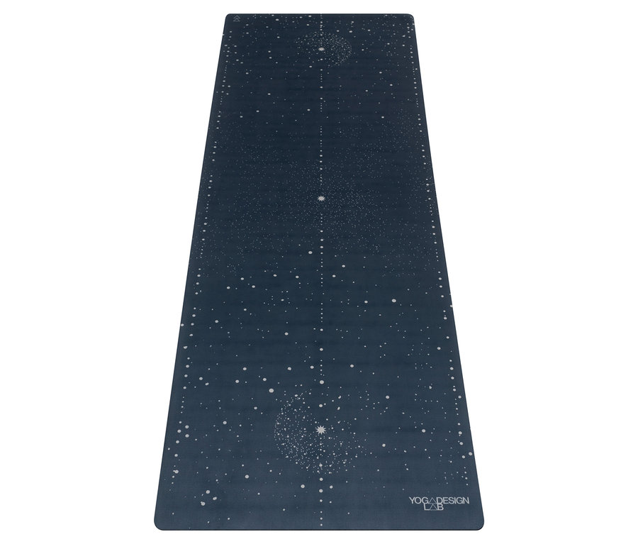 Un tapis de yoga bleu marine avec un motif d'étoiles blanches.