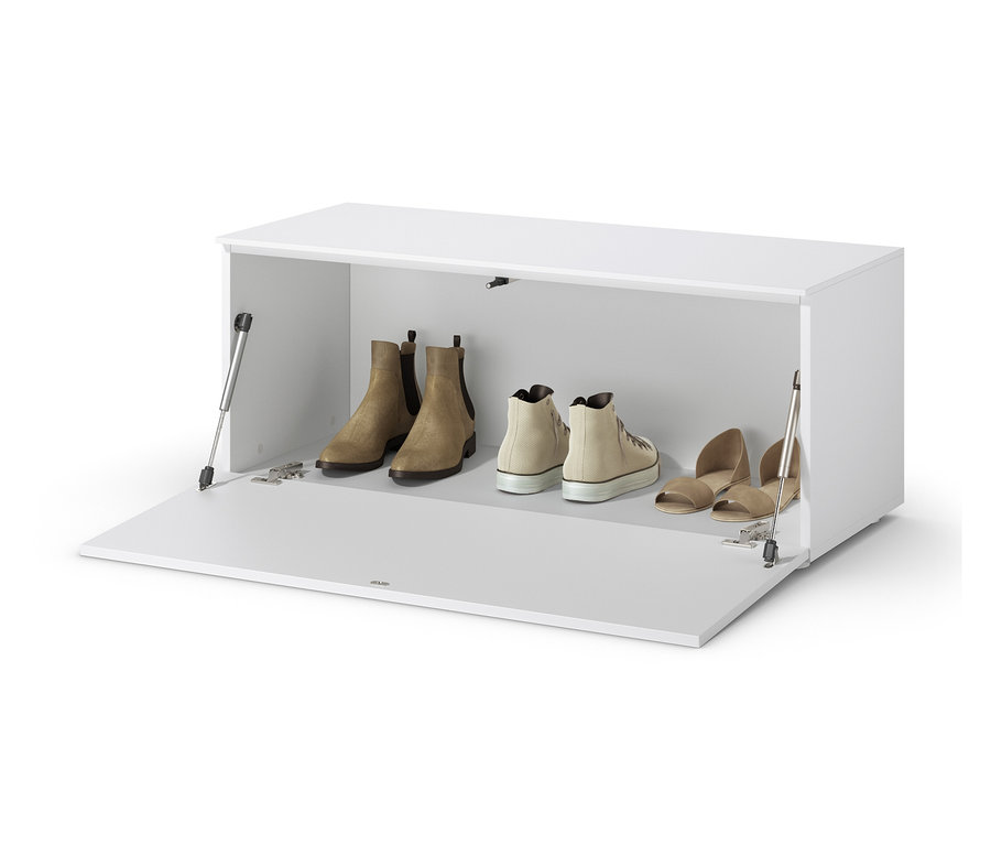 Dans un banc blanc ouvert d'environ 100 cm se trouvent des chaussures.