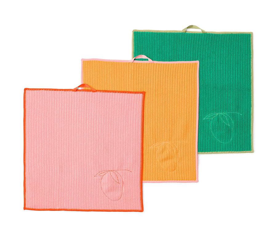 Trois chiffons de nettoyage universels rose, orange et vert avec broderie de pêche.