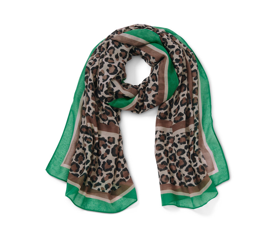 Une écharpe tissée imprimée avec un motif léopard et une bordure verte.