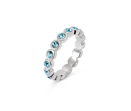 Bague mémoire argentée avec des pierres d'aigue-marine.