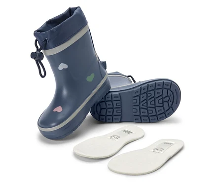 Bottes de pluie bleues avec des coeurs colorés et des semelles intérieures.