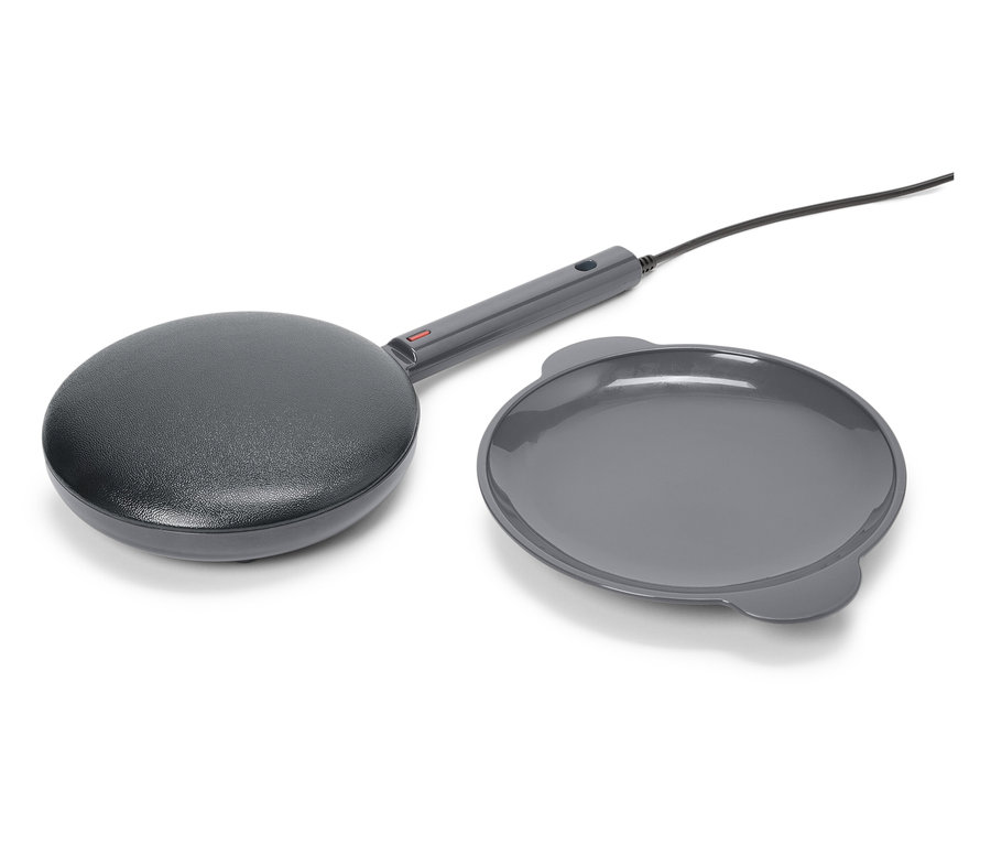 Un mini-crêpier gris avec une plaque grise sur un fond blanc.