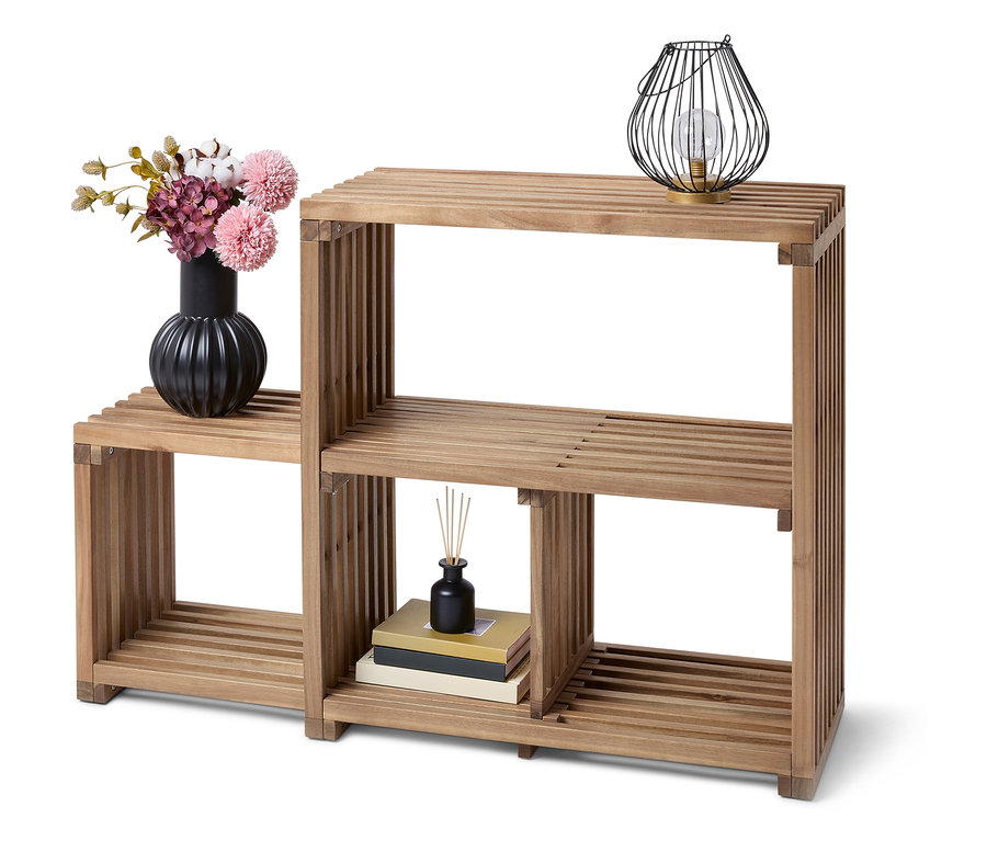 Une bibliothèque en bois avec trois étagères. Sur les étagères, il y a des vases avec des fleurs, une lampe et des livres.