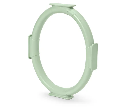 Un anneau de Pilates vert clair sur un fond blanc.