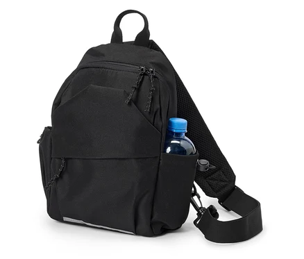 Sac à dos bandoulière noir avec une bouteille d'eau bleue dans la poche latérale.