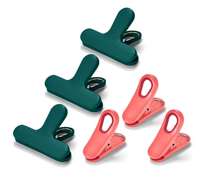 Six clips aromatiques, trois vert foncé et trois corail, disposés sur un fond blanc.