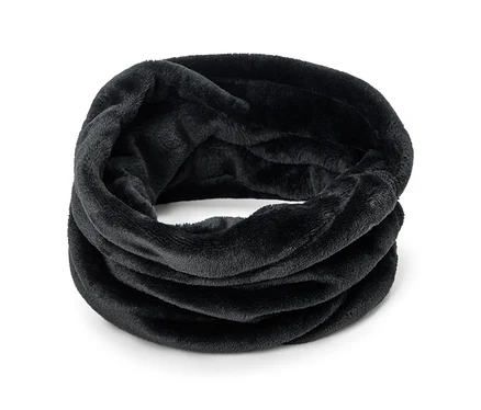 Un cache-cou noir en peluche avec un intérieur doux et moelleux, plié en forme circulaire sur un fond blanc.