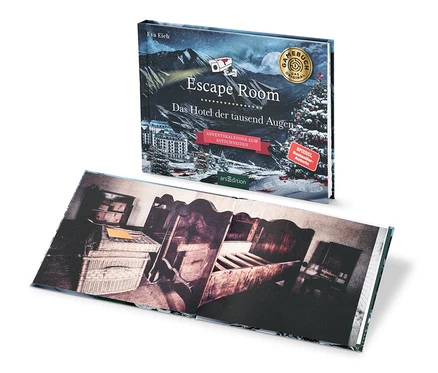 Livre calendrier de l’Avent Escape Room « Das Hotel der tausend Augen » et un livre ouvert avec une image d’un intérieur.