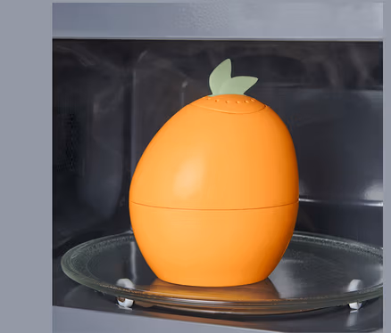 Un nettoyeur à micro-ondes est posé sur un plateau en verre à l'intérieur d'un micro-ondes.