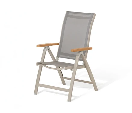 Une chaise « Liska » avec dossier haut réglable sur fond blanc.