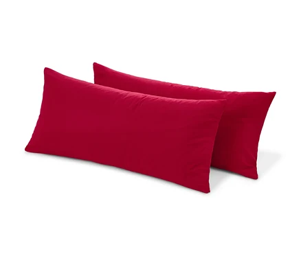 Deux housses de coussin en flanelle de microfibre rouges, env. 80 x 40 cm, sont superposées.