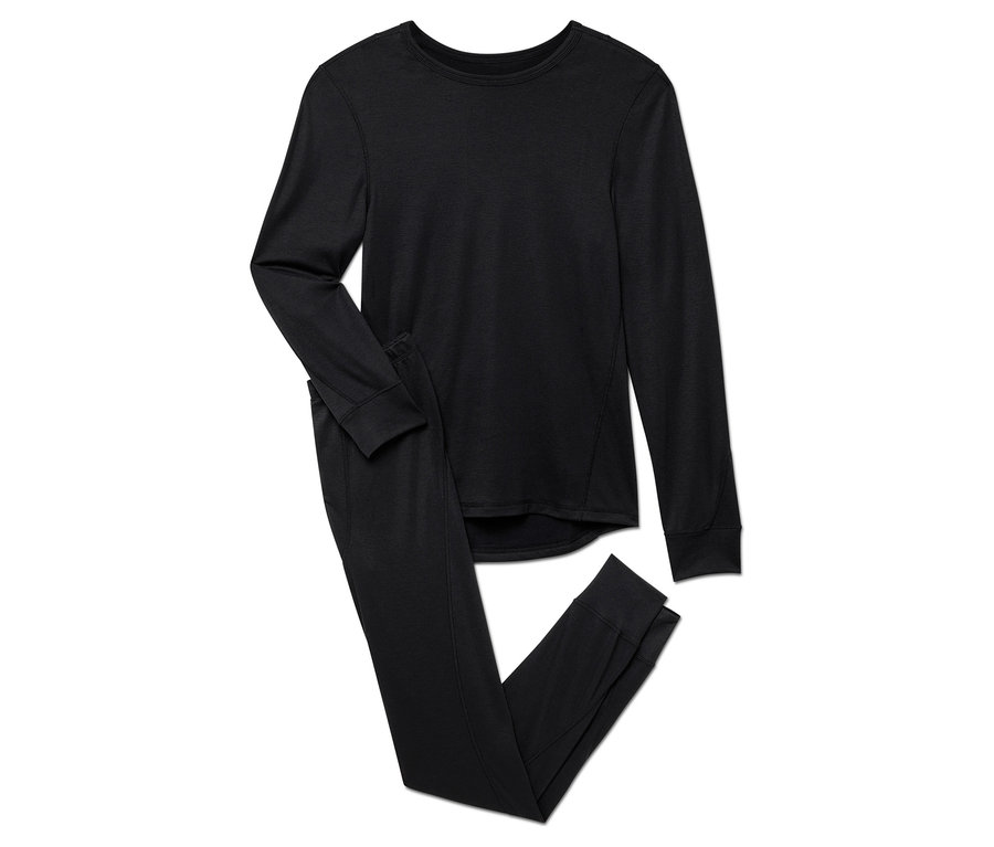 Ensemble de sous-vêtements thermiques noirs avec haut à manches longues et pantalon.