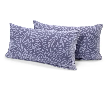 Deux coussins rectangulaires avec un motif floral dans des tons de gris.