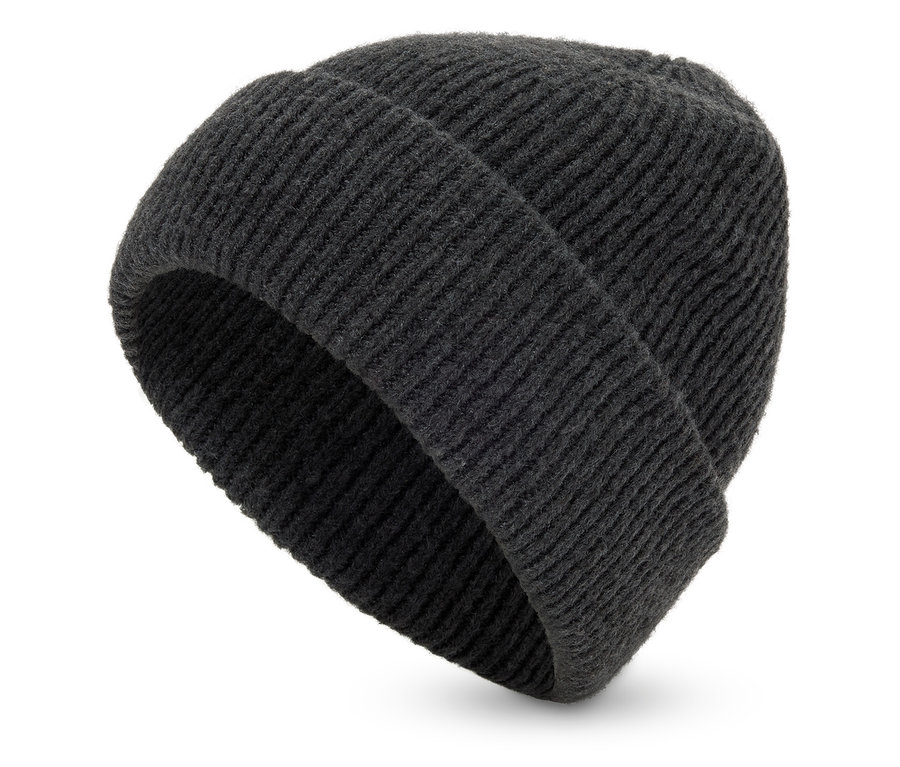 Gros plan d'un bonnet tricoté noir sur fond blanc.