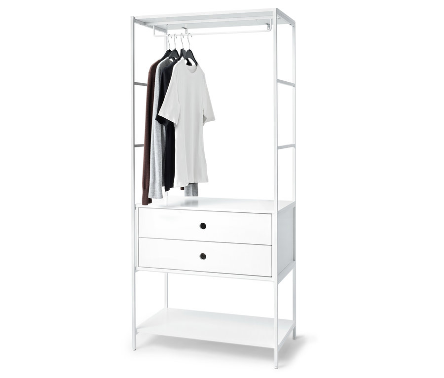 Portant à vêtements blanc avec deux tiroirs et trois cintres avec des vêtements.