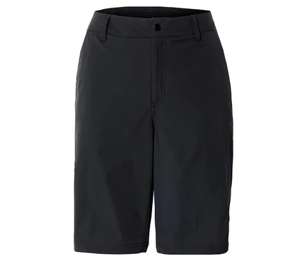Shorts noirs posés sur un fond blanc.