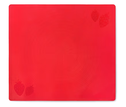 Tapis de cuisson rouge en silicone avec cercles en relief et fraises dans les coins.
