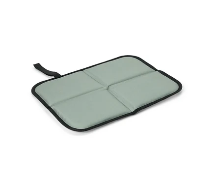 Coussin de siège pliable vert clair avec une bordure noire et deux lignes de pliage le divisant en quatre sections, avec une sangle noire.