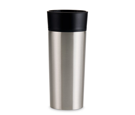 Un gobelet à café to-go en inox argenté avec un couvercle noir.