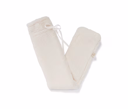 Une bouillotte tube couleur crème avec une couverture en peluche et un ruban blanc.
